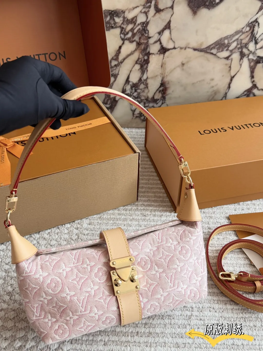 LV 老花 粉色 丹宁 盒 Pochette Mia 粉色刺绣丹宁 双肩包 实用双肩款