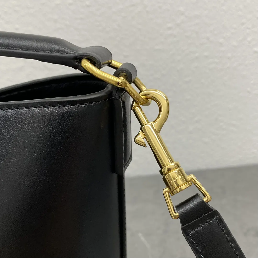 Triomphe 黑色 金色 小牛皮 水桶包 休閒水桶款