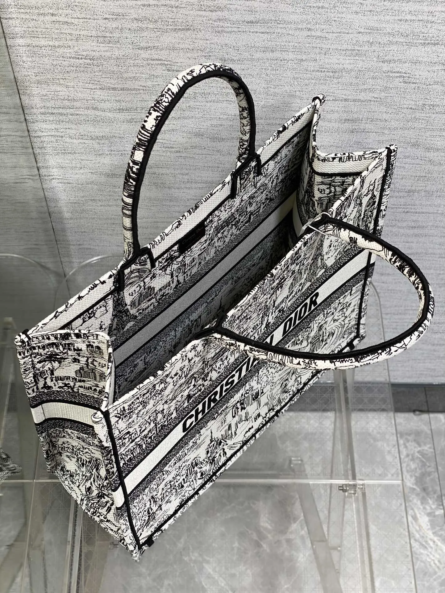 Dior 黑色 白色 Dⅰor 进口 刺繡购物袋 Tote最新巴黎街景系 托特包 大容量托特款(數字4) Dior 黑色 白色 Dⅰor 进口 刺繡购物袋 Tote最新巴黎街景系 托特包 大容量托特款(數字4)