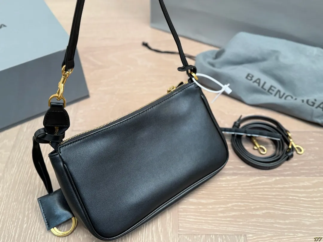 Balenciaga 巴黎世家 男女通用款哦 众多 斜背包 輕便斜挎款