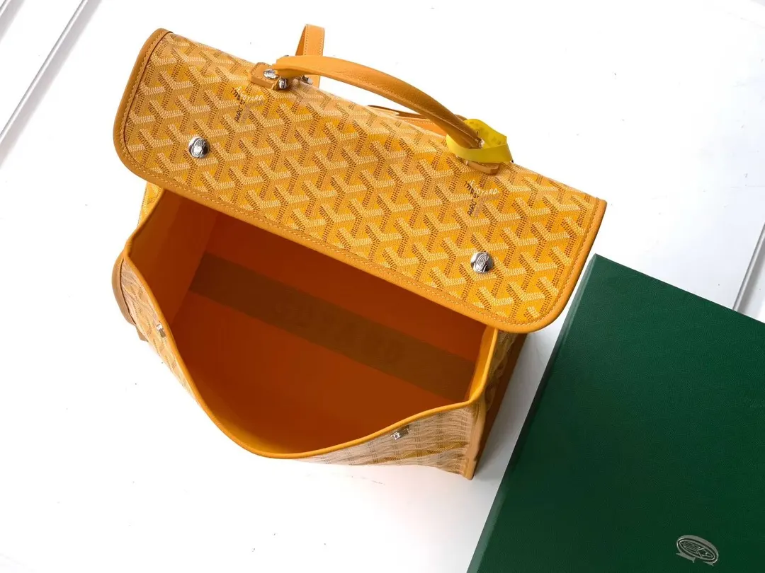 Goyard 黃色 利用位于包背面的按扣可以将它完全折叠 轻松存放入手提 雙肩包 实用雙肩款