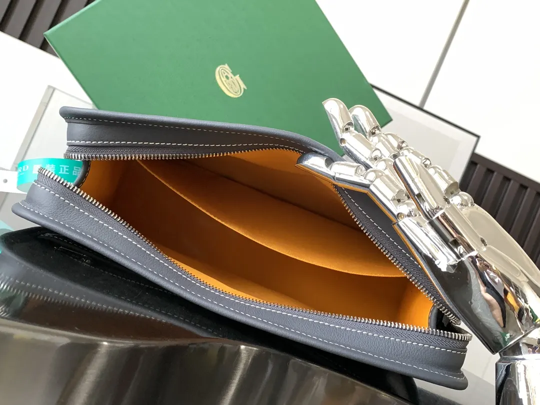 Goyard 灰色 其防水棉布衬里易于清洁 可通过其外部挂环将其挂在任何 化妆包 便携收纳款