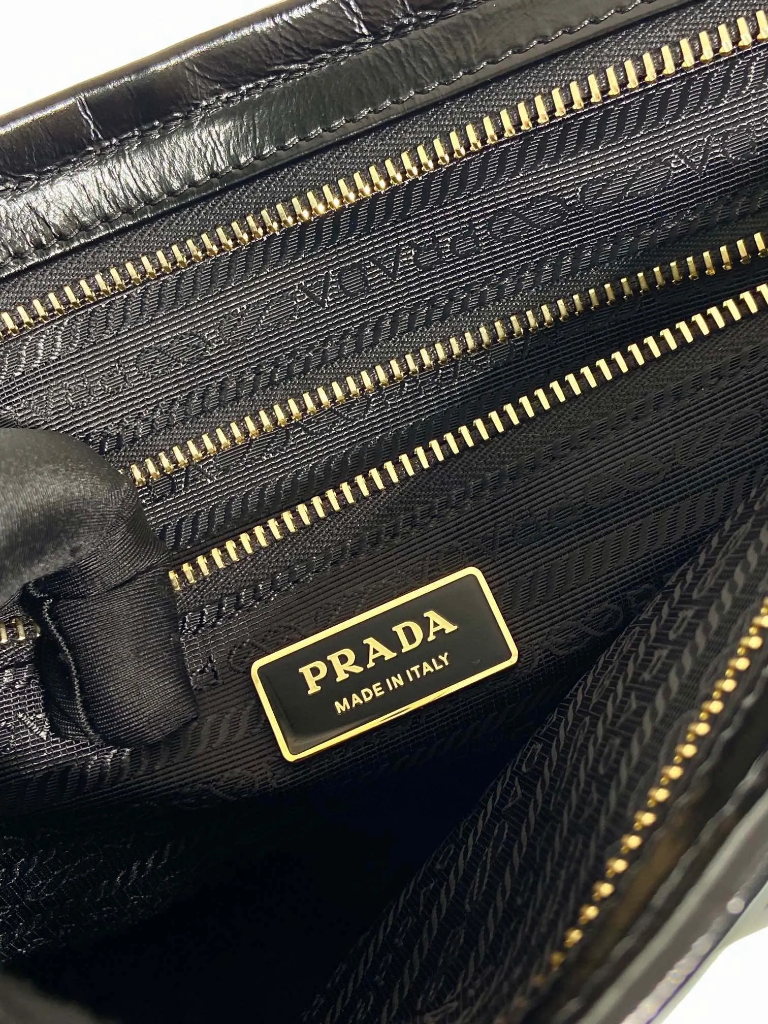 Prada 斜挎包