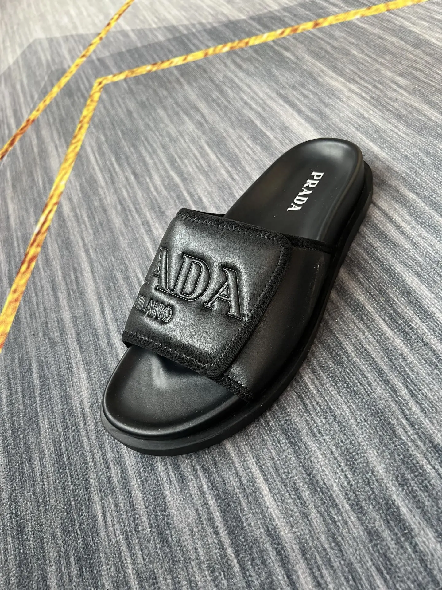 Prada 拖鞋 休闲凉拖