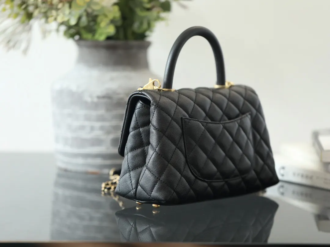 CHANEL 黑色 cocohandle 黑色鎏金扣 百 的經典 传承了 手提包 通勤手提款