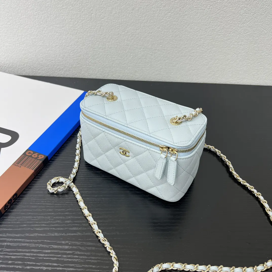 Chanel 浅蓝色牛皮翻盖链条包 金链