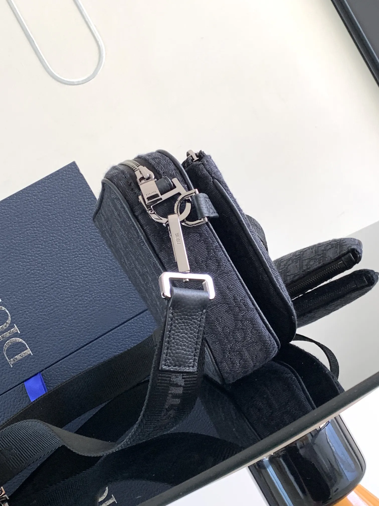 黑色 尼龍 三合一款式 设有一个拉链包 突显正面的马鞍手拿包和 精致手拿款