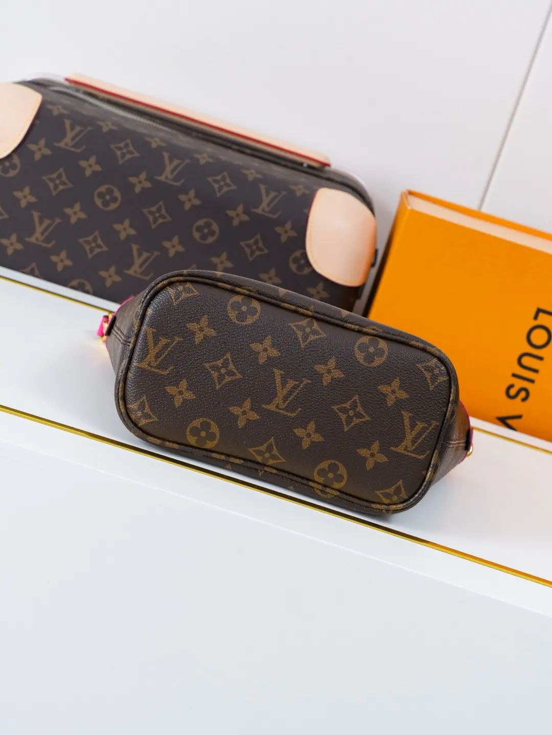 Crossbody Bag Lightweight Leather Image 9 Crossbody Bag Lightweight Leather Image 9
