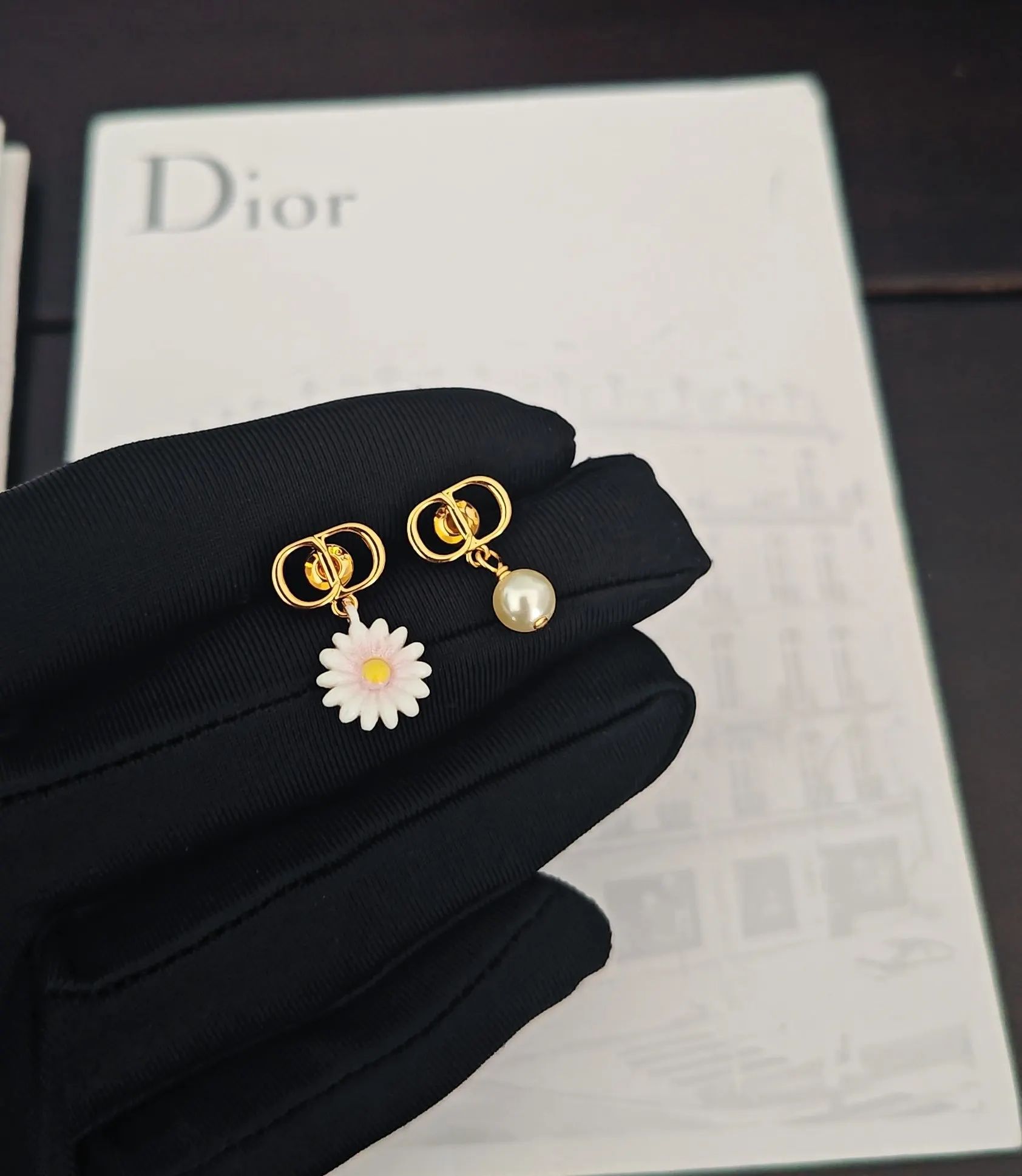 Dior 白色花朵珍珠耳环 小巧款