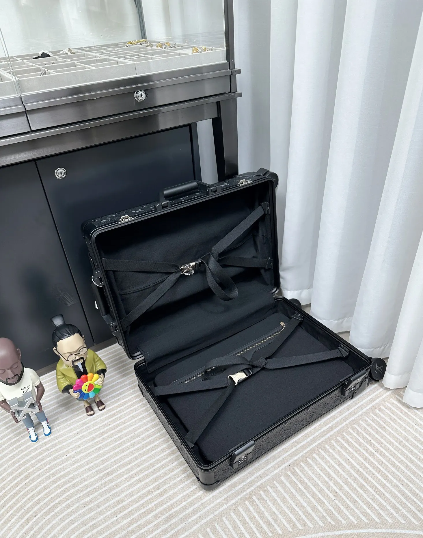 Louis Vuitton Black Monogram Carry-On Suitcase Travel Lightweight Image 9 Louis Vuitton Black Monogram Carry-On Suitcase Travel Lightweight Image 9