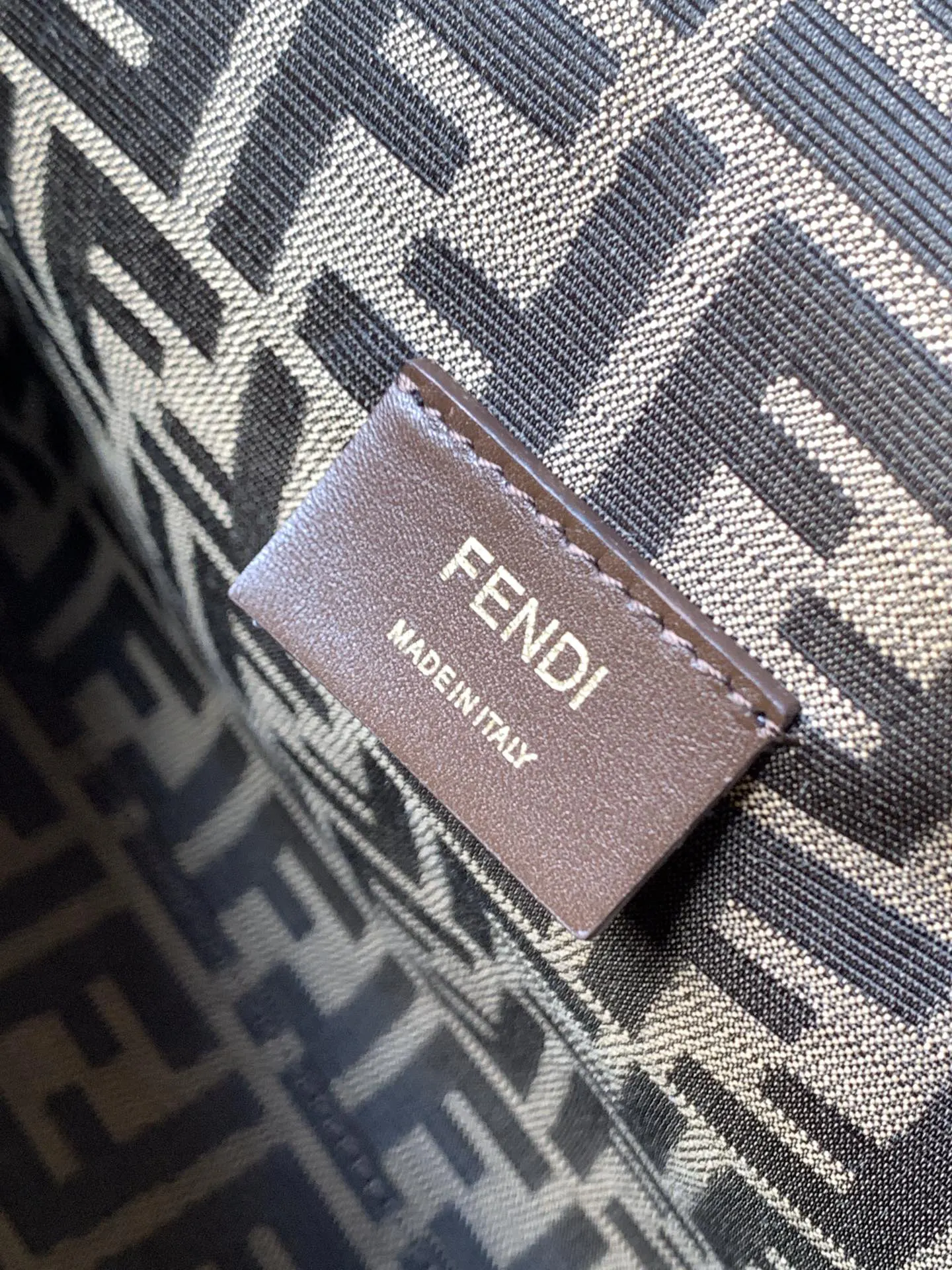 羊皮 Fend First中号手袋 柔软的羊皮材质 手拿包 精致手拿款