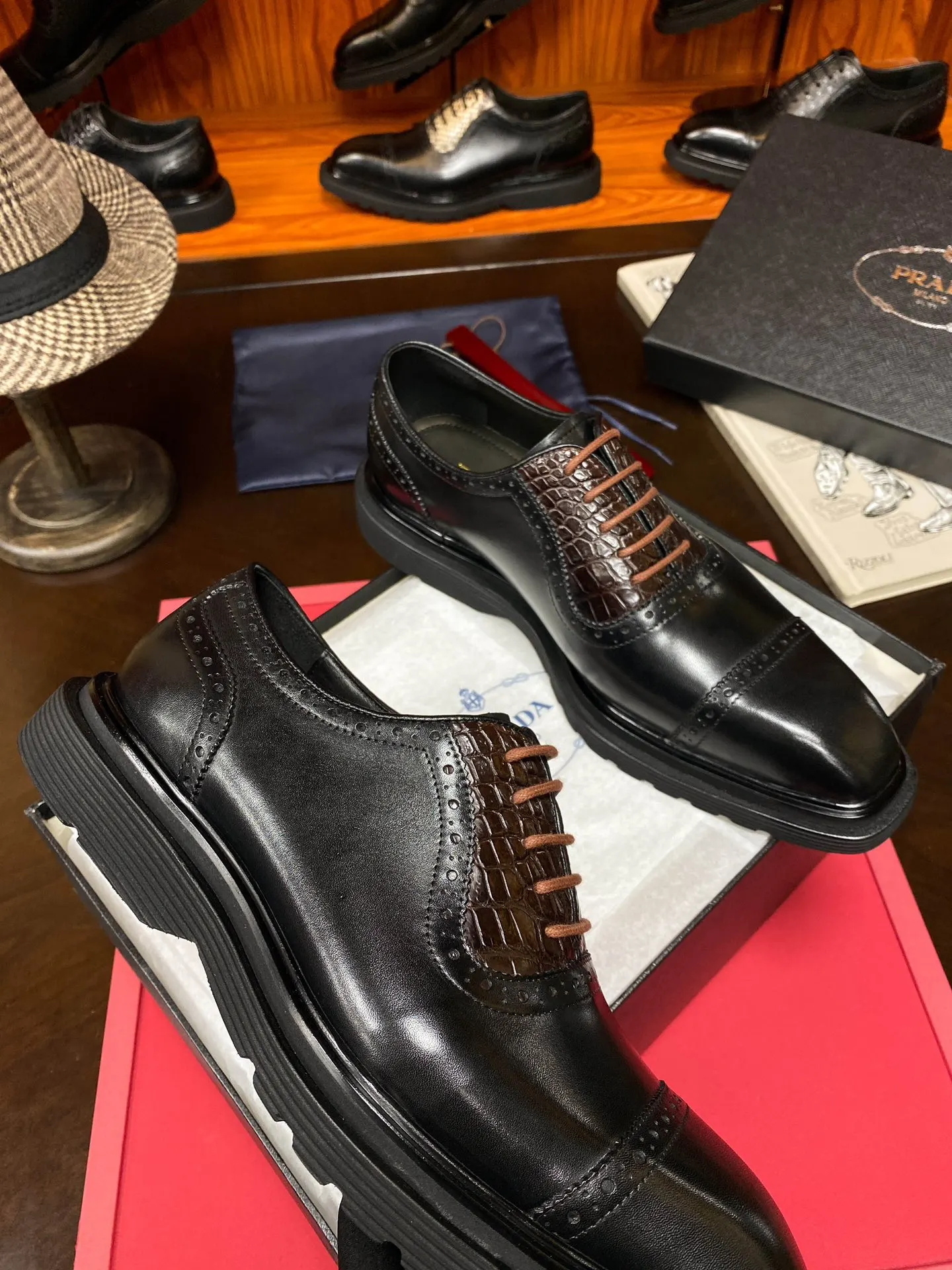 Prada 鳄鱼皮 牛皮 休闲鞋 舒適