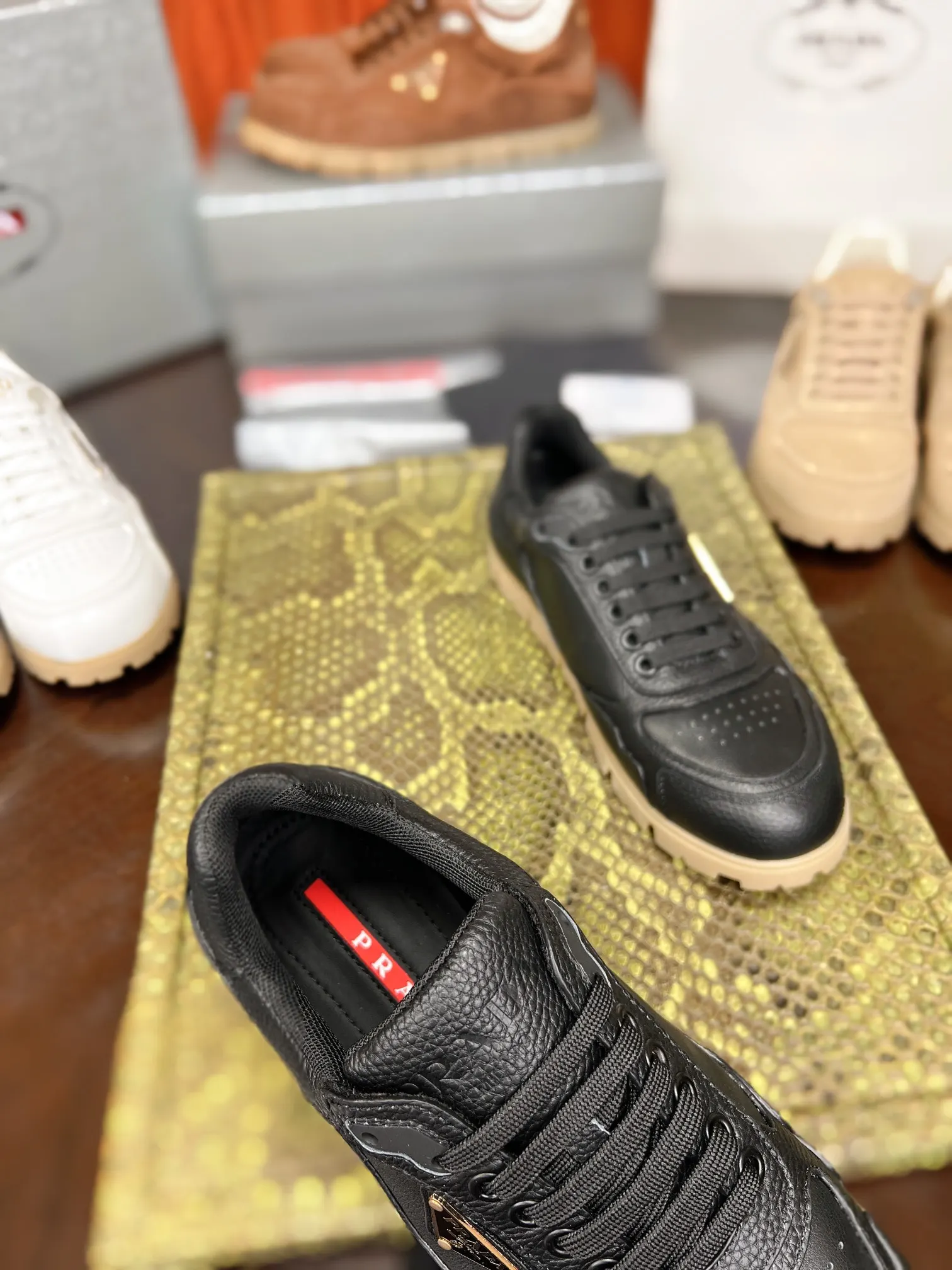 Prada 牛皮 休闲鞋 舒适