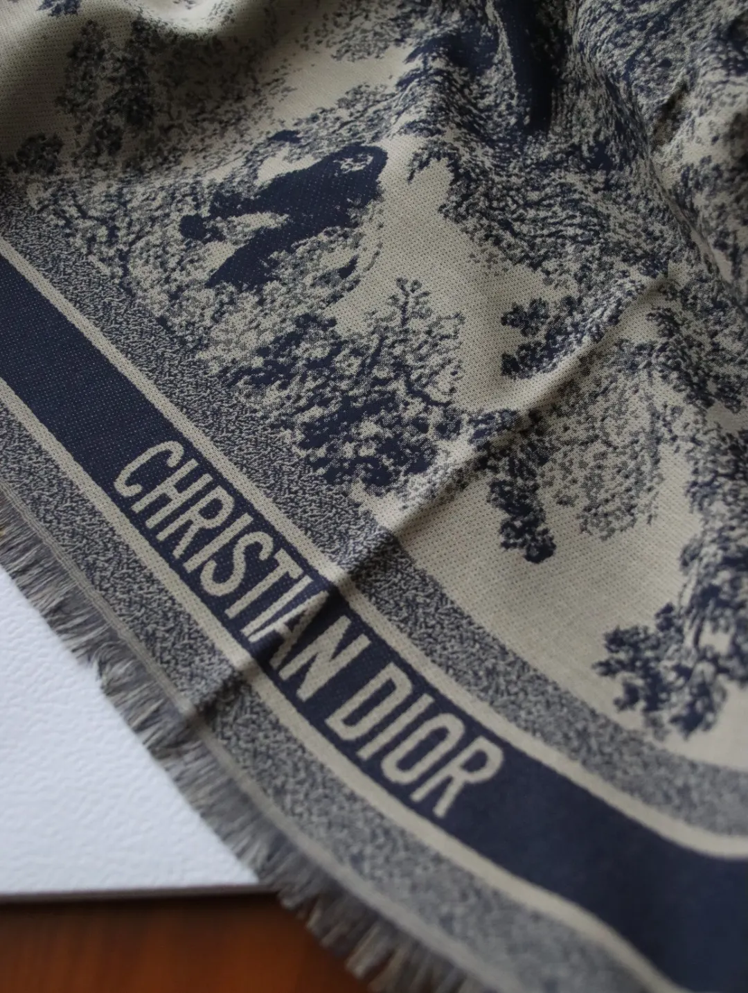 Dior 羊毛真絲方巾 精緻配飾 圍巾(數字8) Dior 羊毛真絲方巾 精緻配飾 圍巾(數字8)