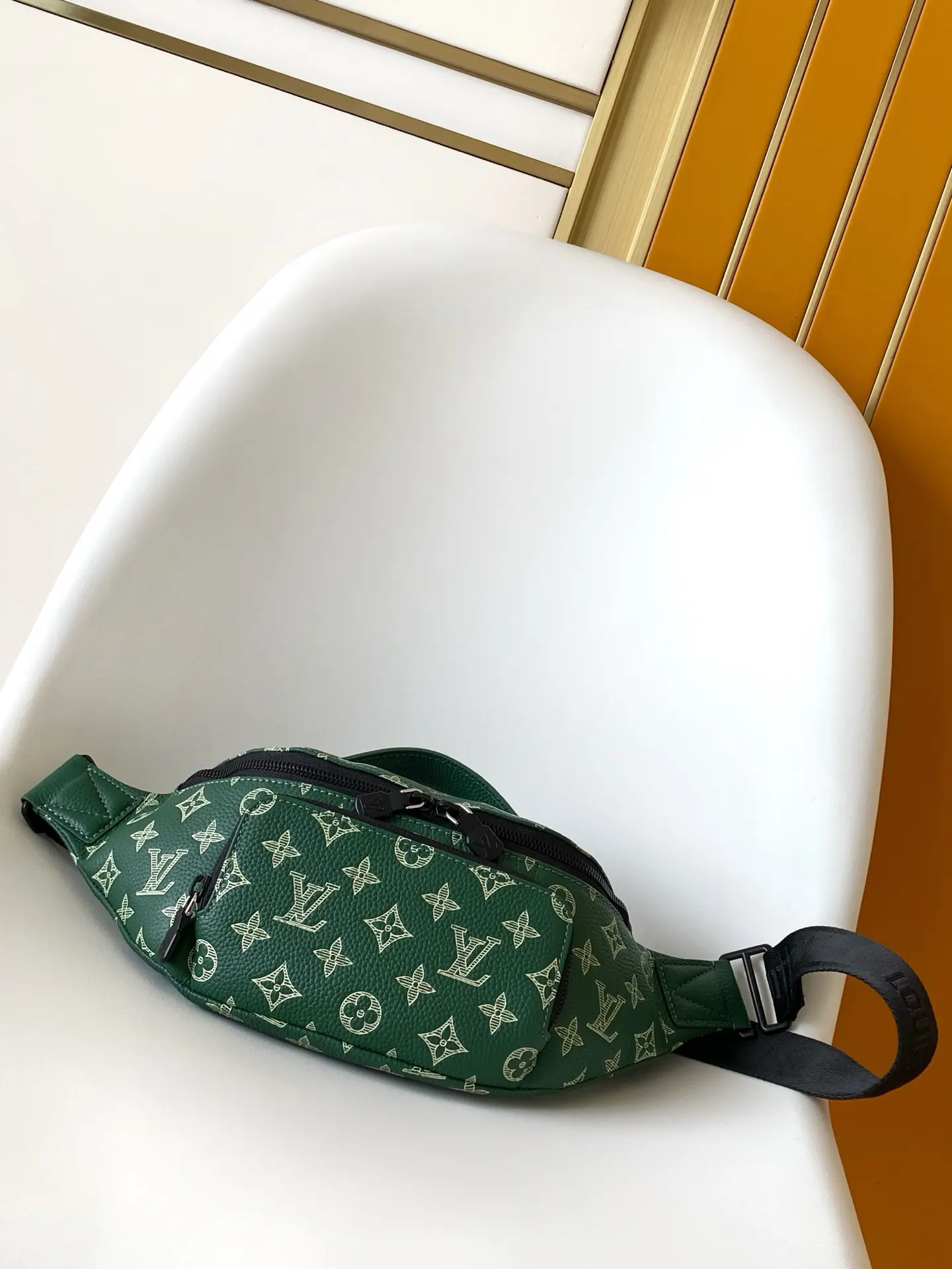 黑色 藍色 牛皮 贴身构型方便取放主隔层物品 可调节背带实现系腰 肩背 腰包 休閒腰包款