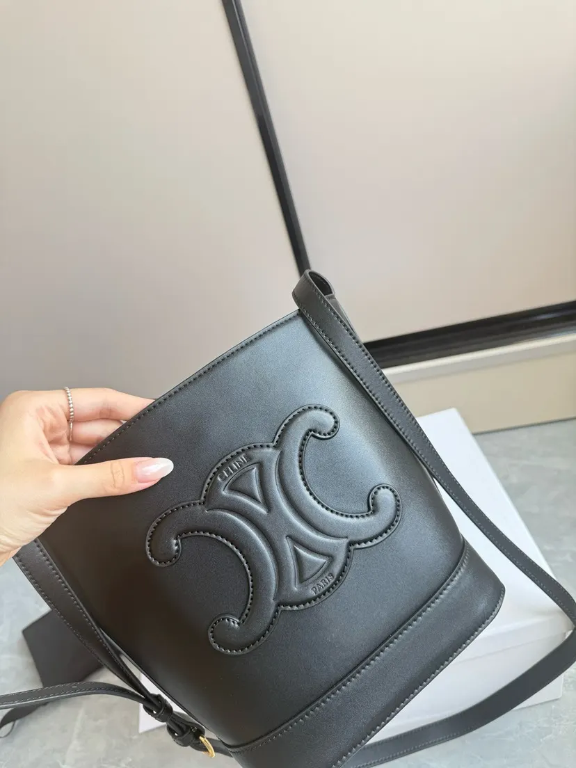 黑色 牛皮 cuir水桶包 黑色 凯旋门浮雕全皮斜挎水桶 低调简 休闲水桶款