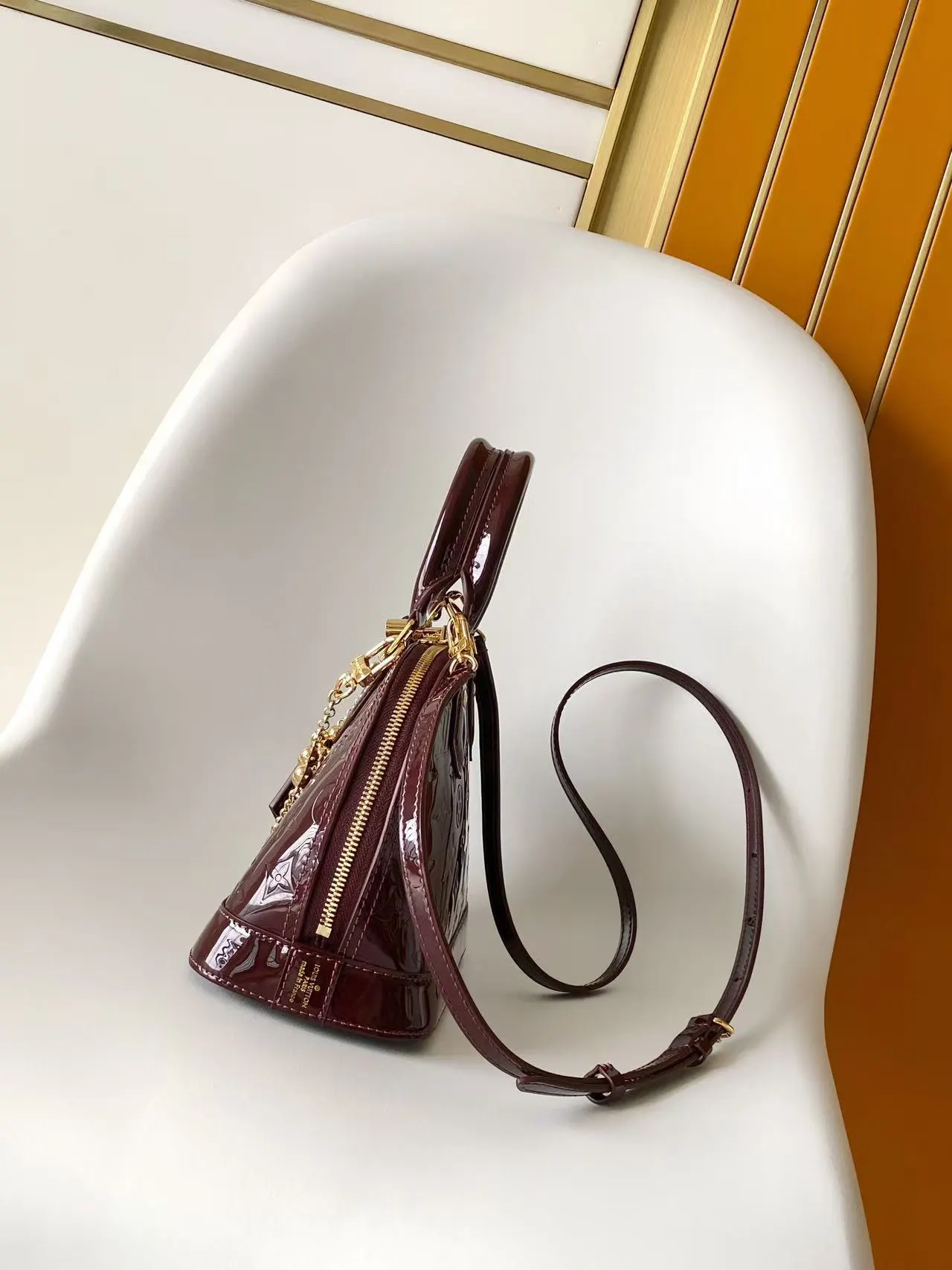 LV Alma 小牛皮 多处点缀有 标识 包括一个钥匙扣和一把挂锁 以及一条 链条包 精致链条款