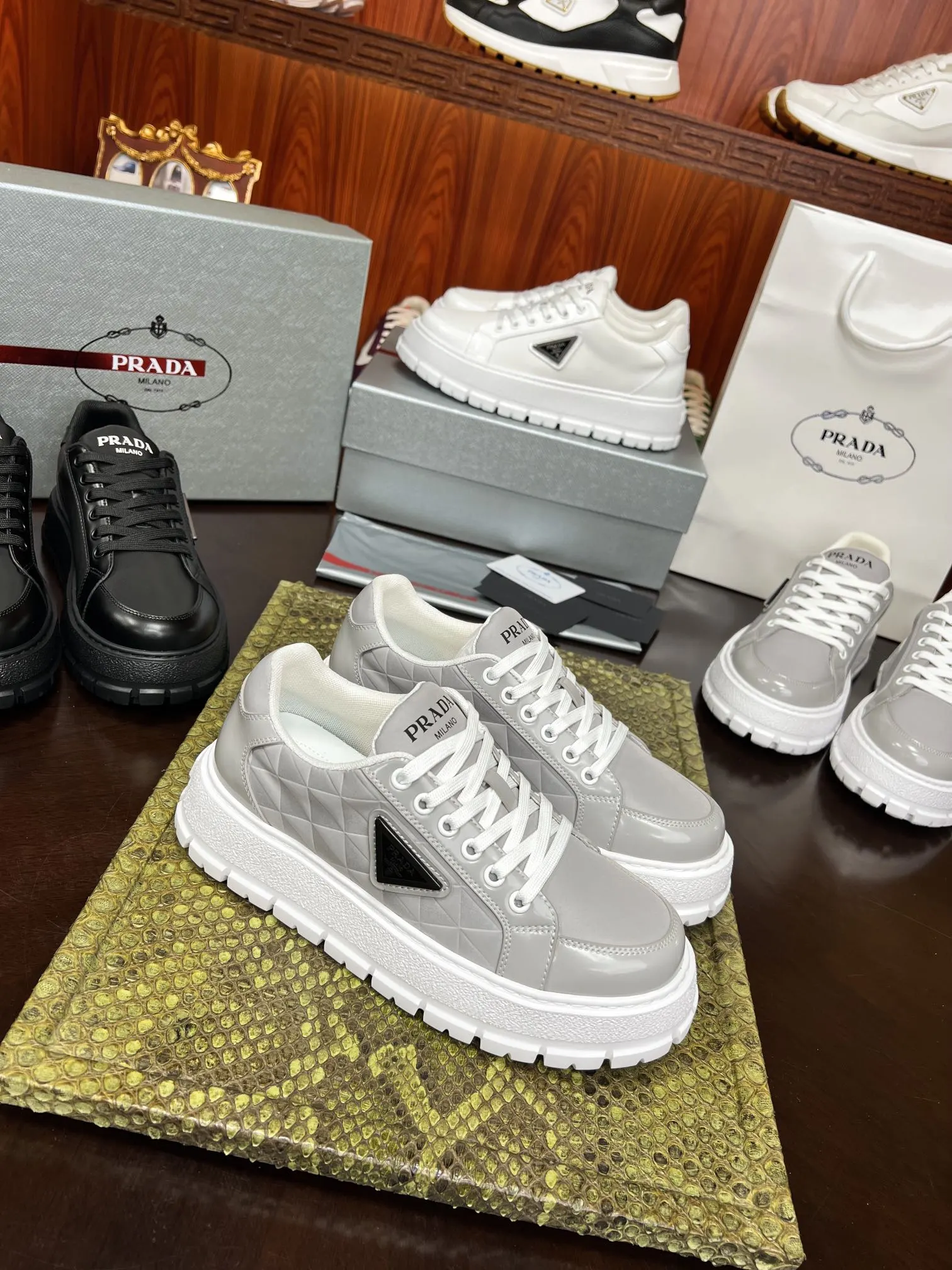 Prada 牛皮 休闲鞋 舒適