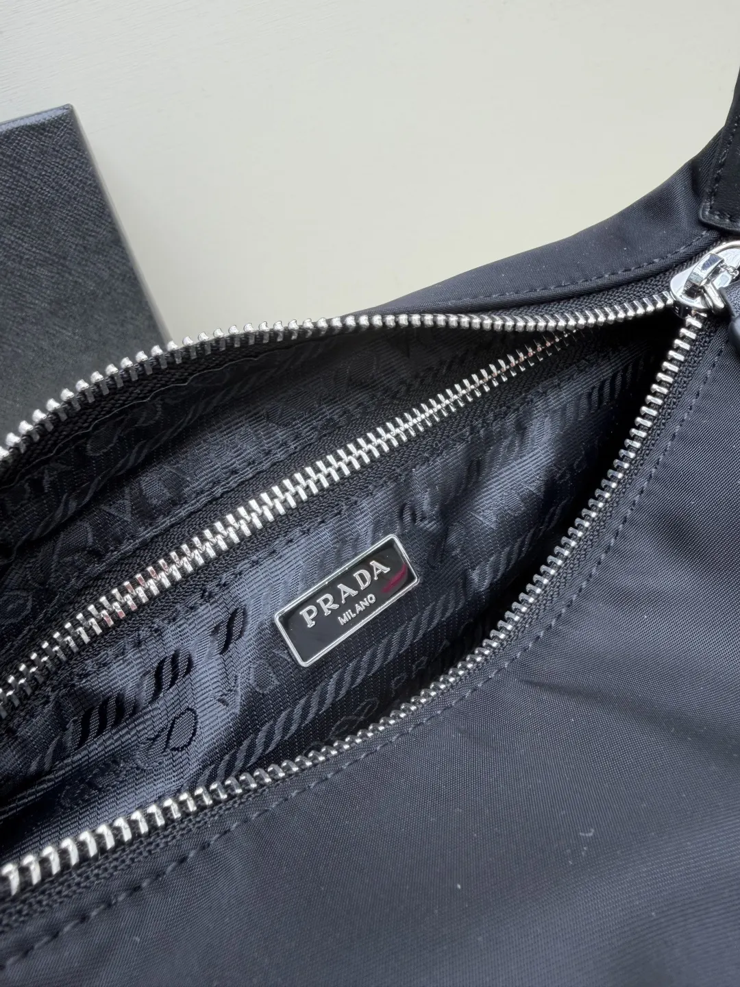 Prada 黑色 皮革 批 三角logo黑色單肩包 采用优质皮 收納包 旅行收納款