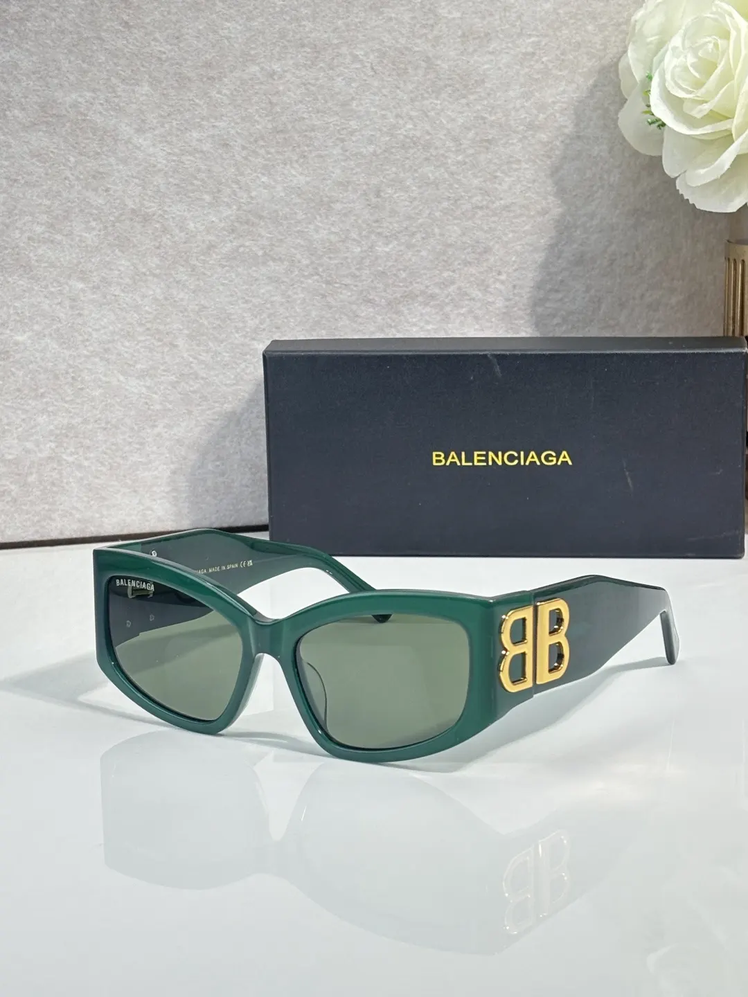 Balenciaga BB0321S 太阳镜 精致搭配