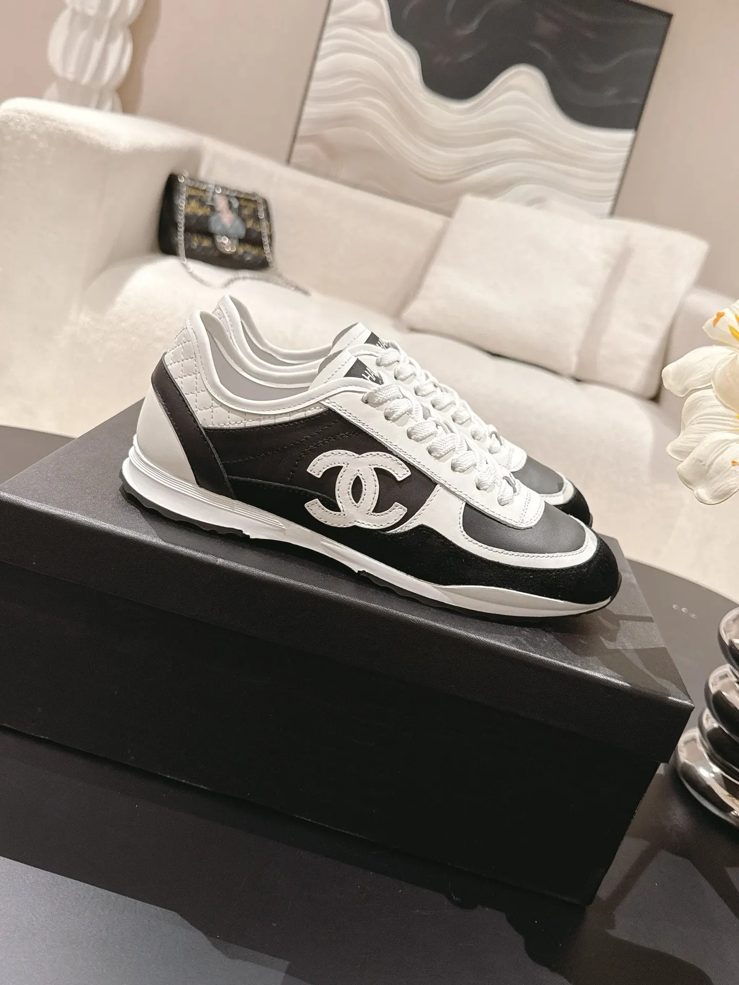 CHANEL 黑白拼色羊皮休闲鞋 红色细节款