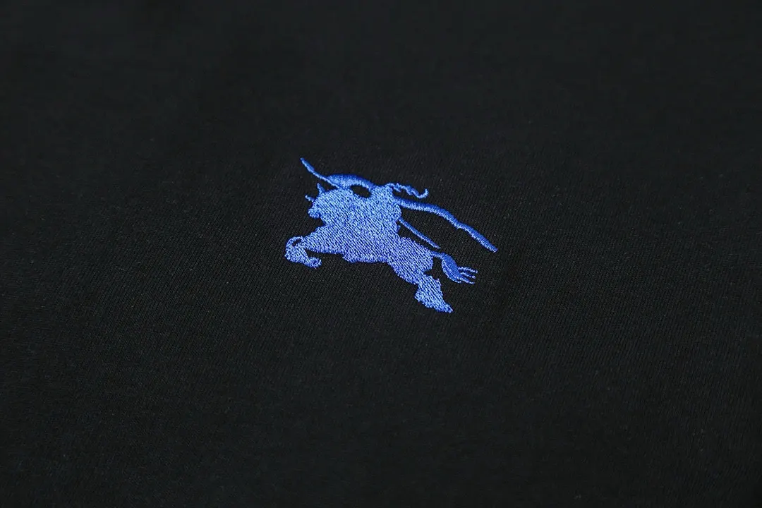 Burberry 26SS 刺繡 水洗 短袖T恤 休閒百搭款(數字5) Burberry 26SS 刺繡 水洗 短袖T恤 休閒百搭款(數字5)