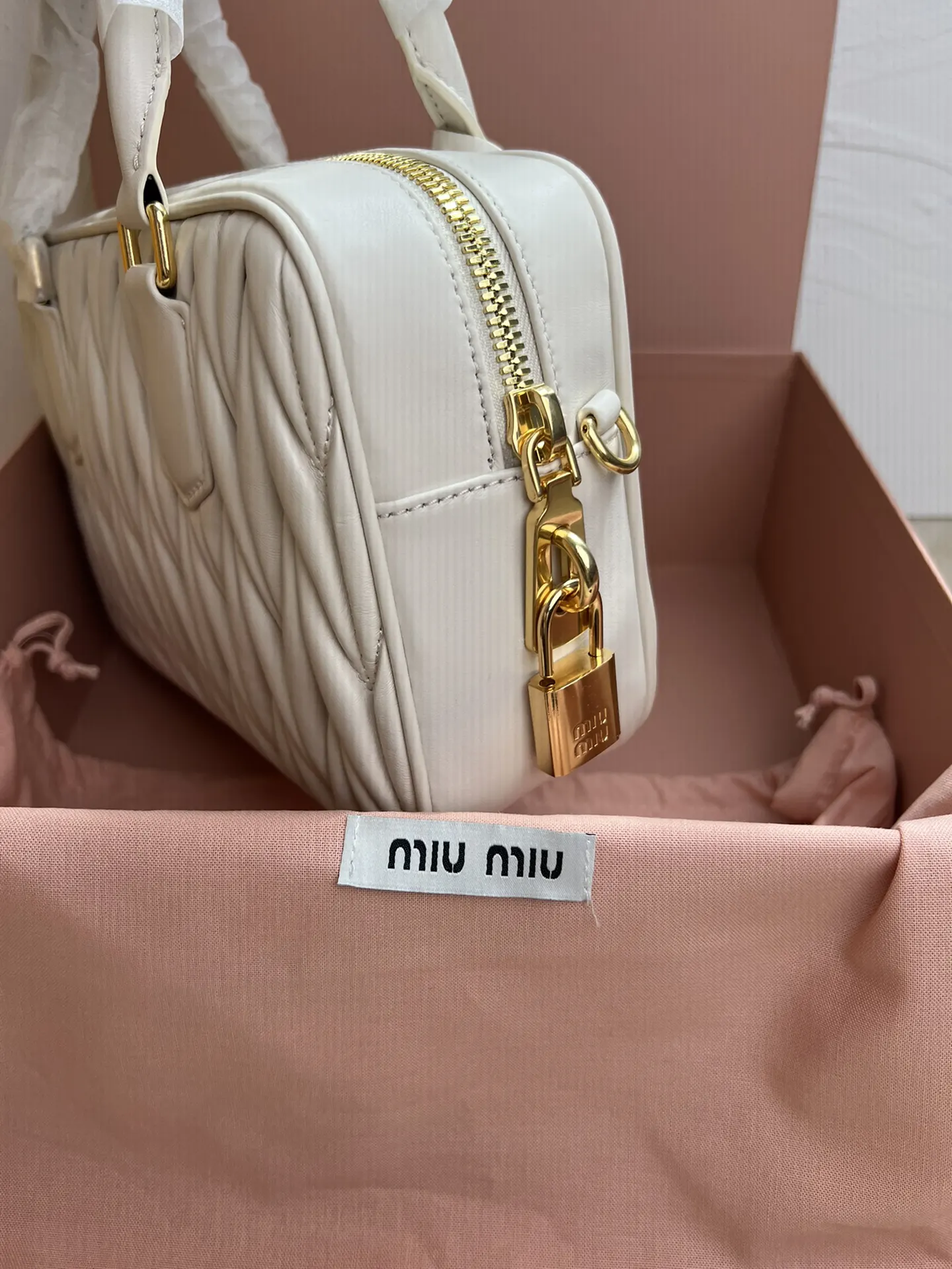 Miu 羊皮 斜背包 輕便斜挎款