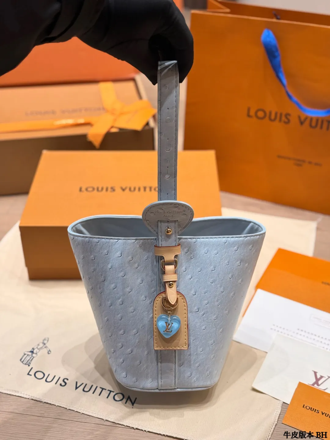 LV 粉色 牛仔 牛皮 經典水桶造型 弧形手柄 手提或斜挎都很时髦 水桶包 休閒水桶款