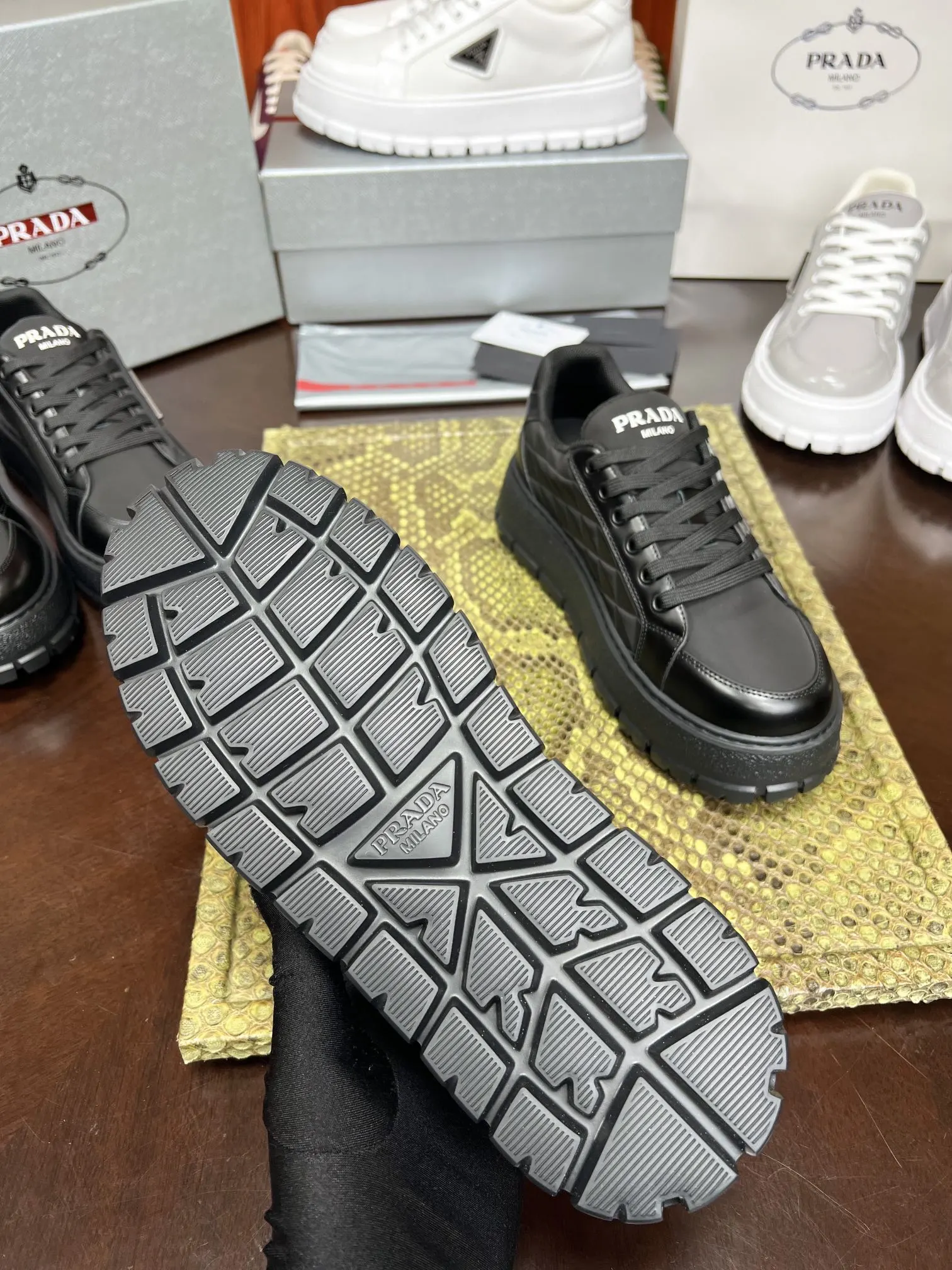 Prada 牛皮 休闲鞋 舒适
