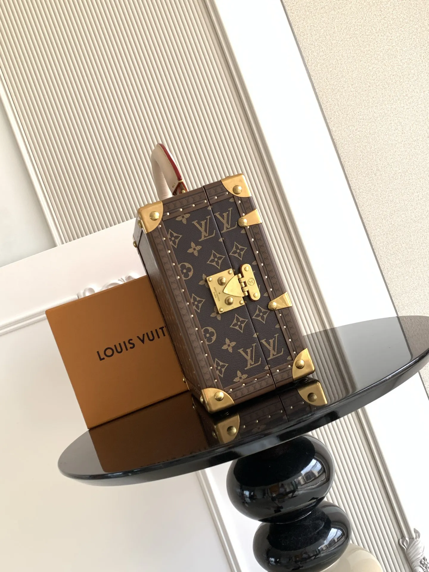 LV 动态 通过微缩手法再现知名建筑 化妆包 便携收纳款