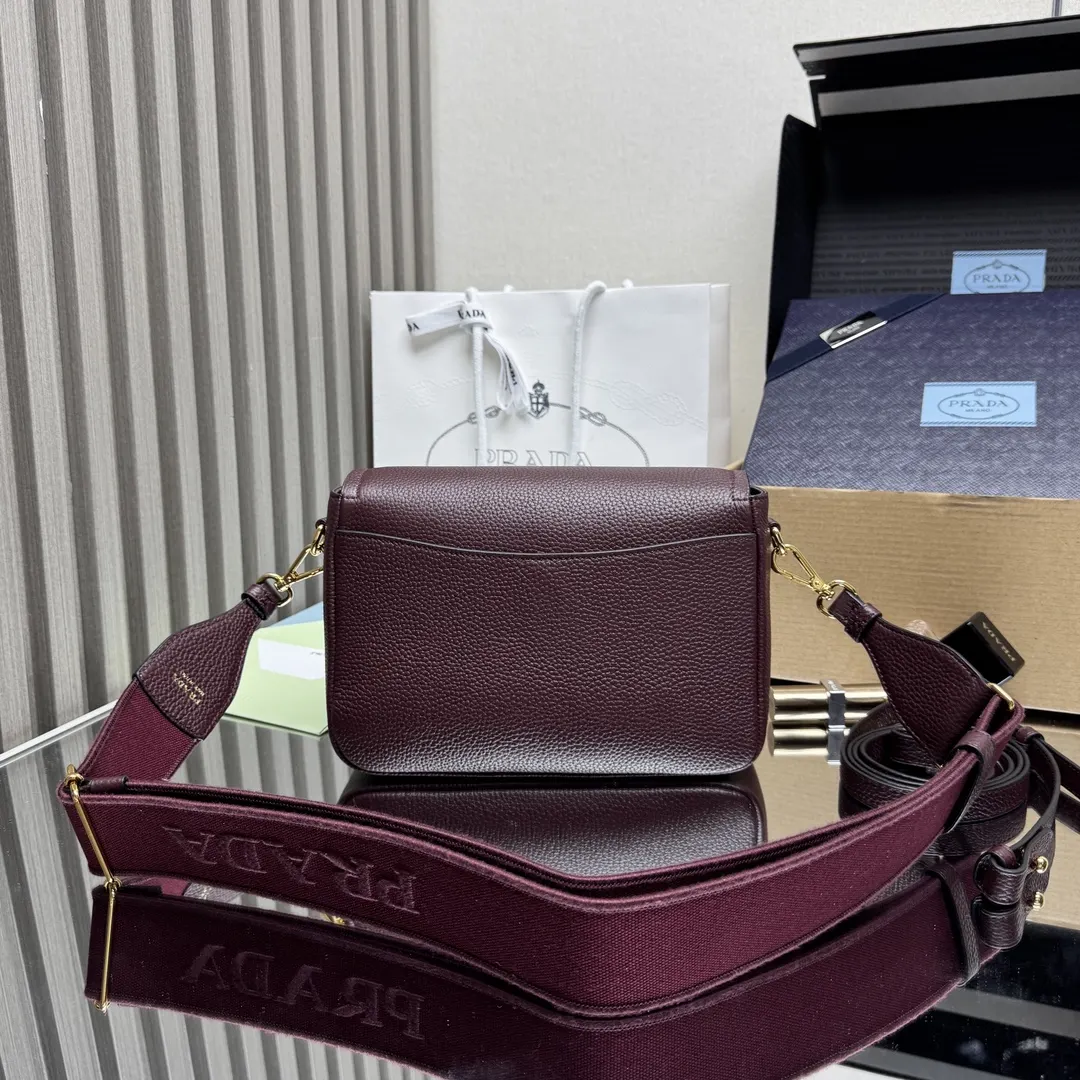 Prada 牛皮 字母 Logo 双肩背包 轻便实用