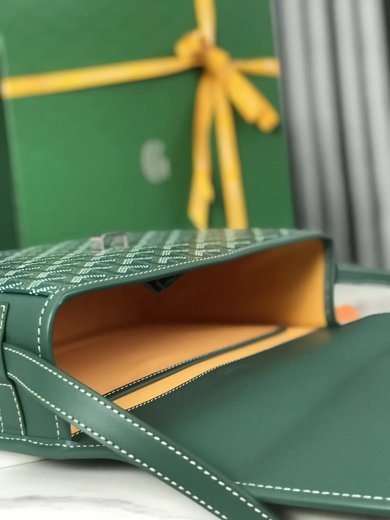 Goyard 皮質镶边以线条的方式凸显出包身轮廓 翻盖的皮質内衬亦 收納包 旅行收納款