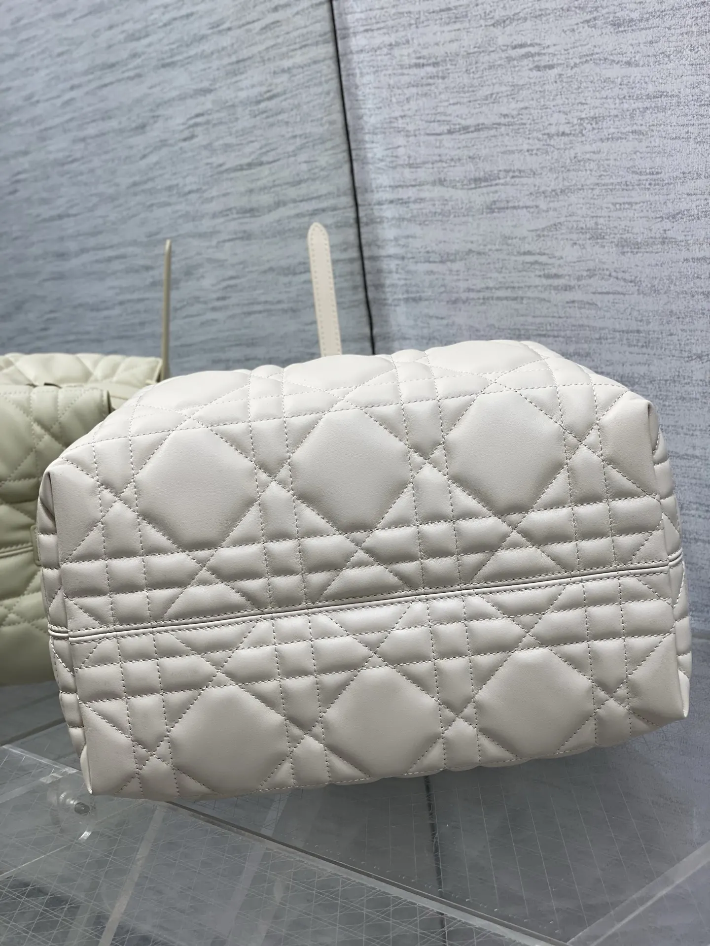 米白 小牛皮 粉笔米白中号 全新升级 本内里 羊皮 带着 To 收納包 旅行收納款