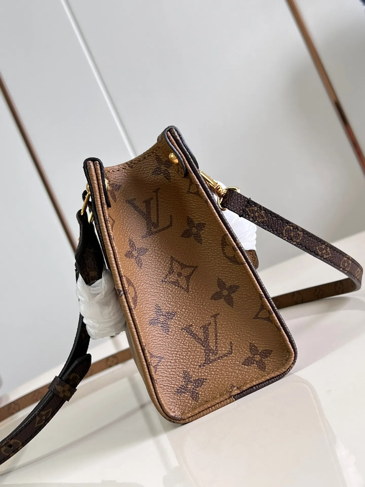 帆布 充裕空间可收纳手机 可拆卸并调节的肩带再添背携选项 托特包 大容量托特款