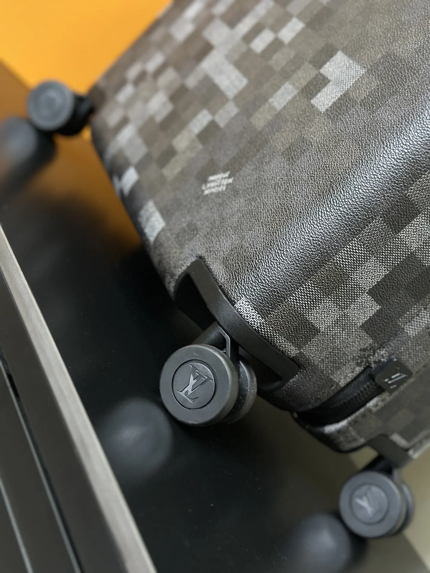 LV Horizon Black and Gray Rolling Luggage Image 7 LV Horizon Black and Gray Rolling Luggage Image 7