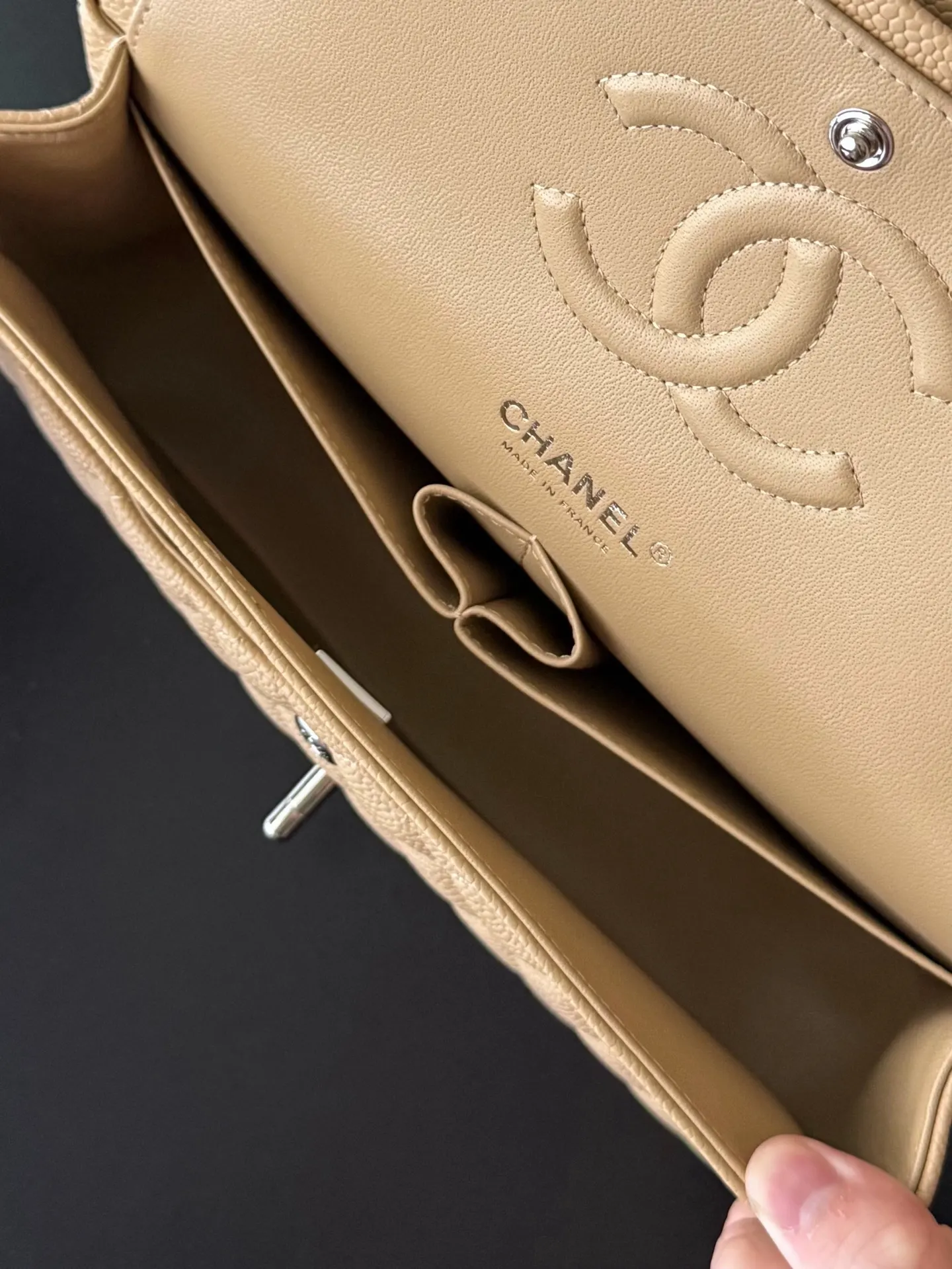 Chanel 米棕色鱼子酱牛皮翻盖链条包 金扣
