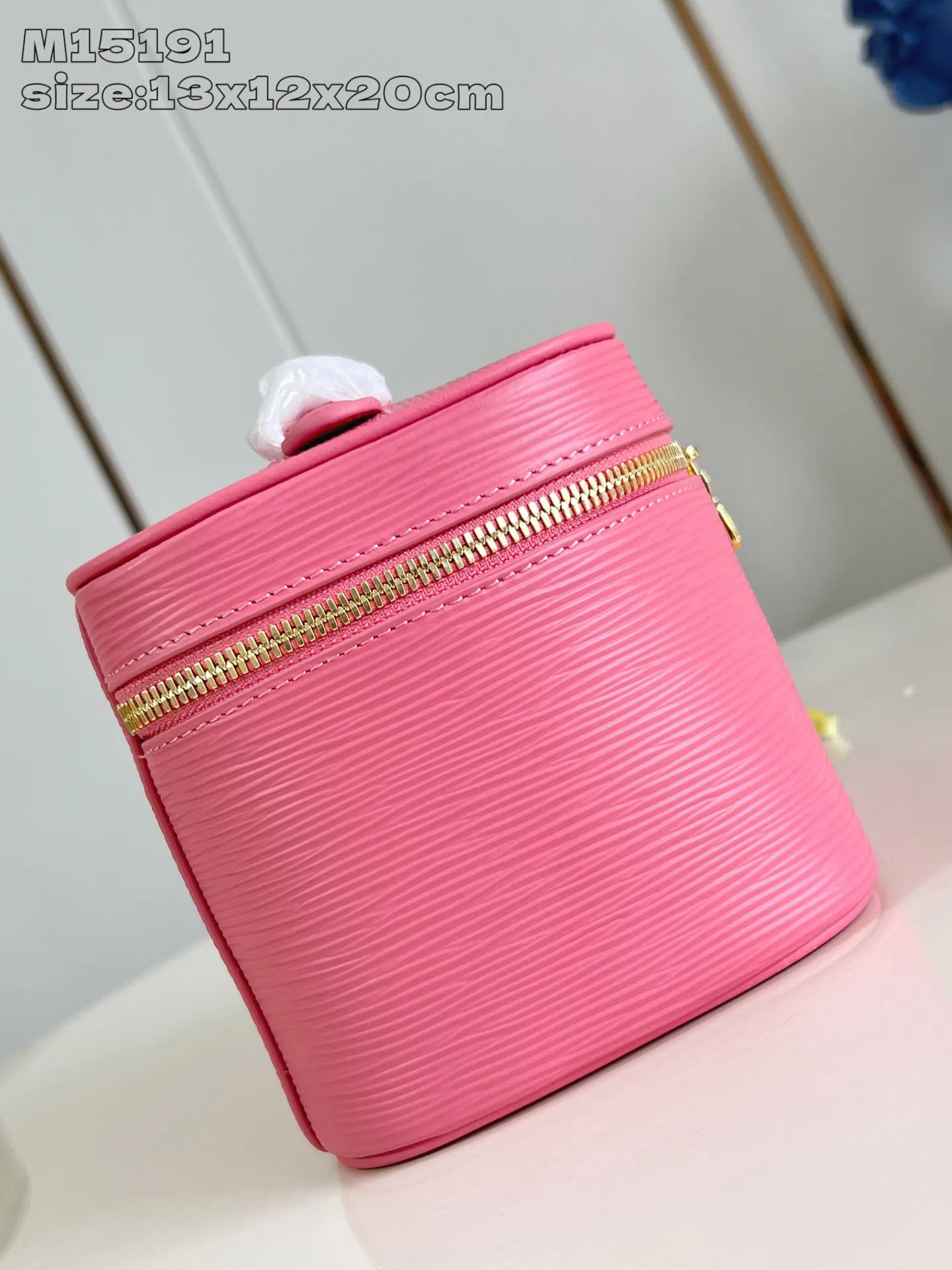 LV 皮革 翻盖下方的拉链袋可妥善保管物品 精巧构型成就居家或旅 收納包 旅行收納款