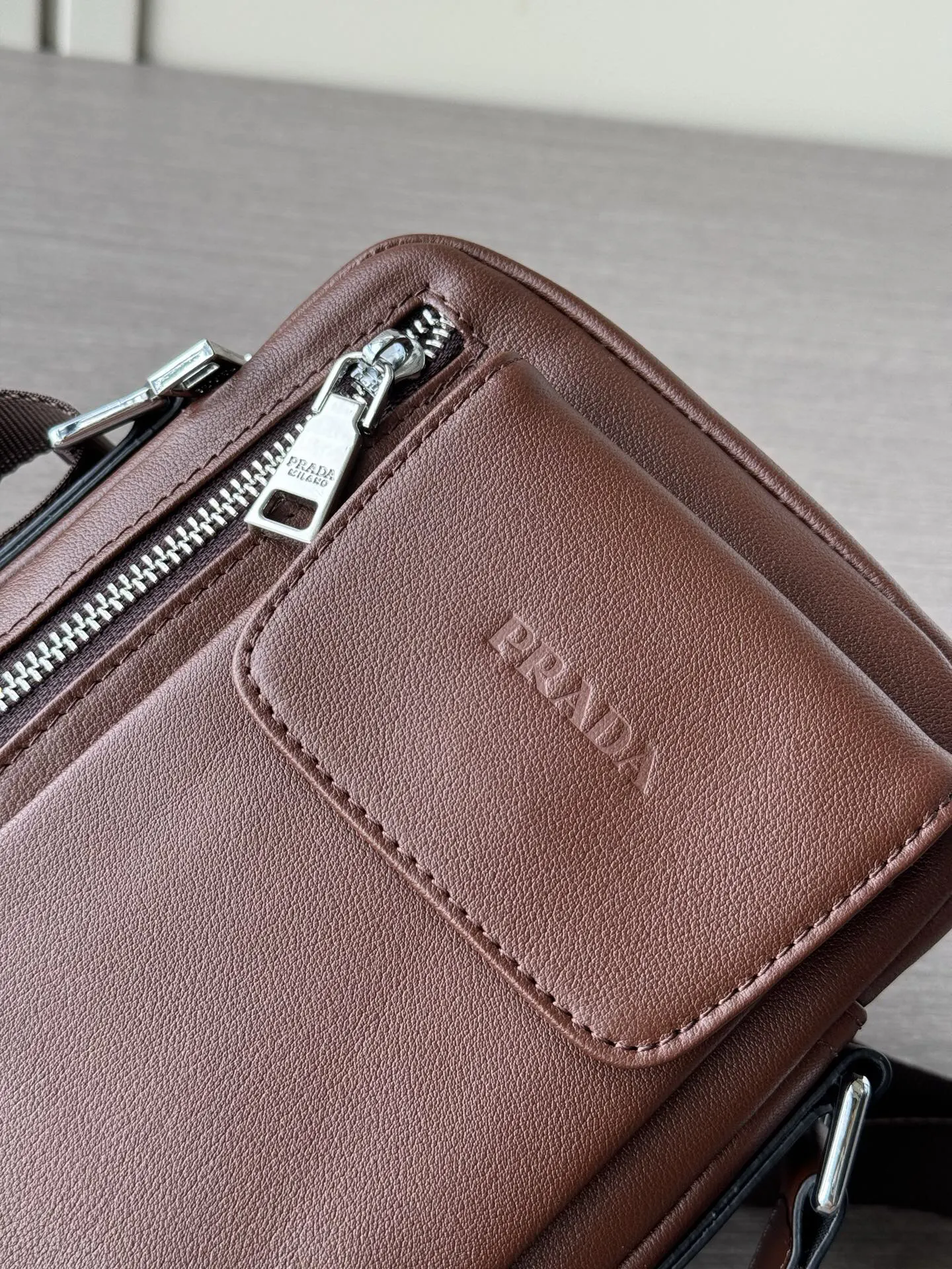 Prada 黑色 牛皮 Logo 斜挎包