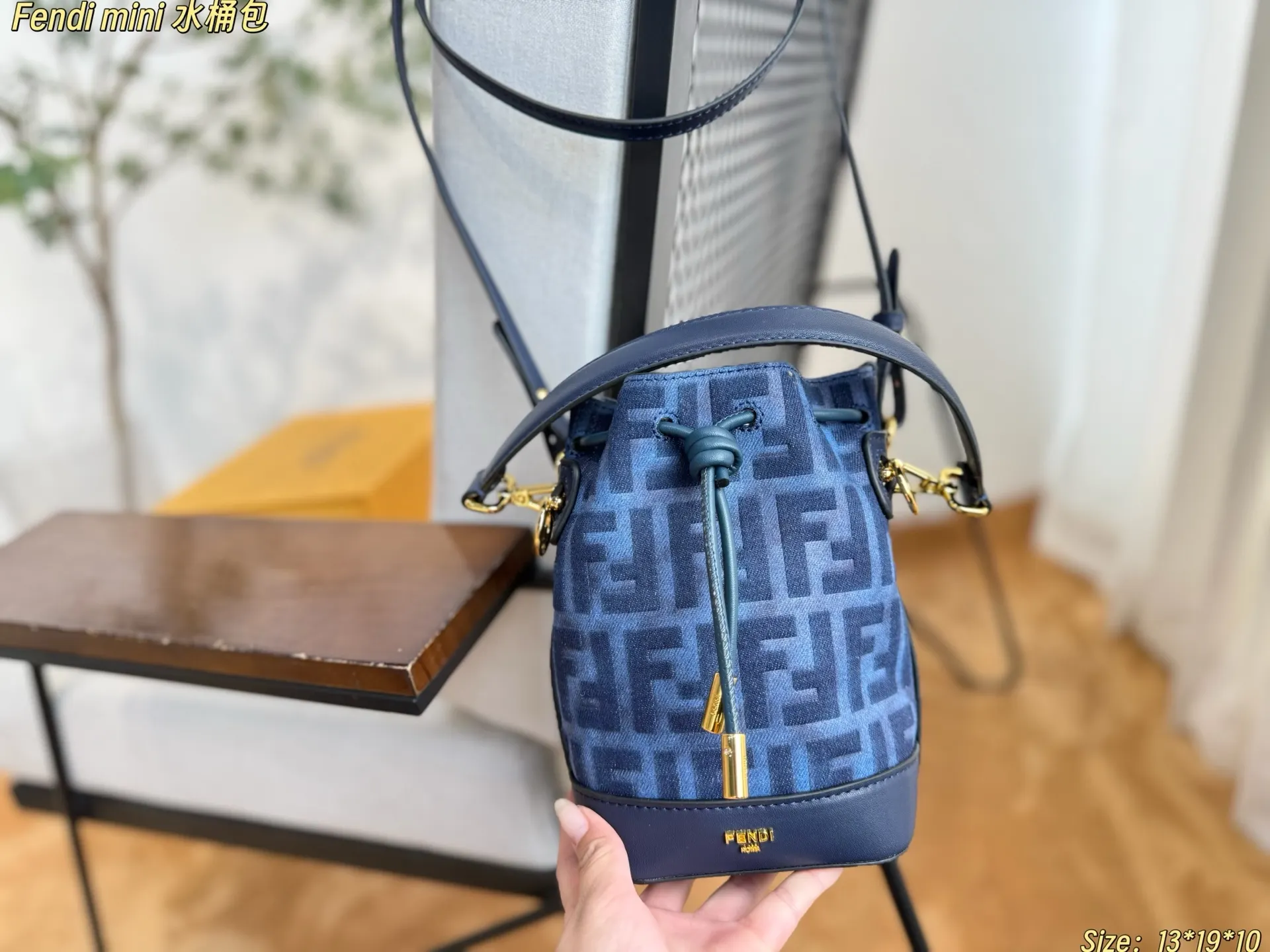 Fendi 一长一短两条可拆卸肩带 可單肩背或斜挎 水桶包 休閒水桶款
