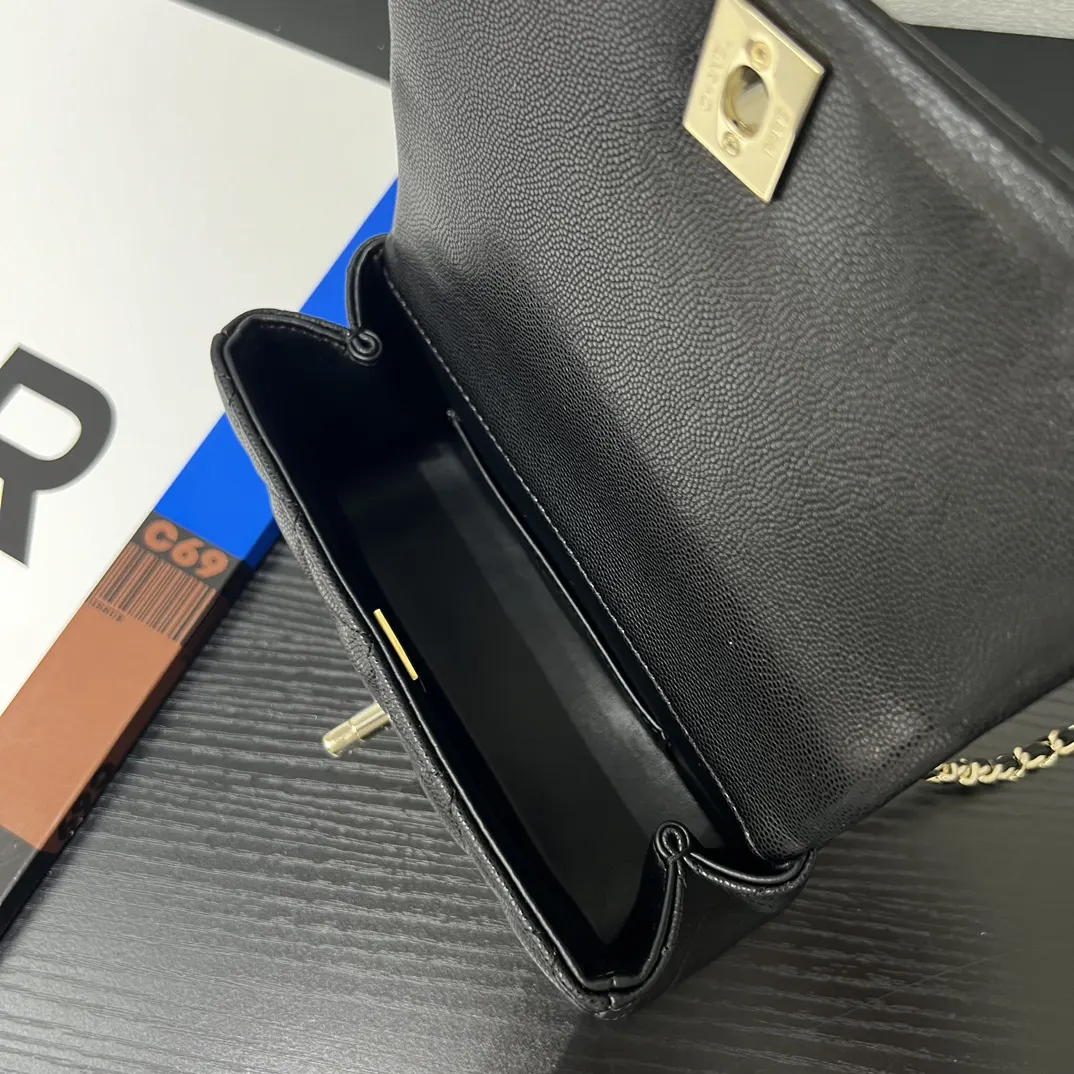 Chanel 黑色牛皮翻蓋鏈條包 金扣