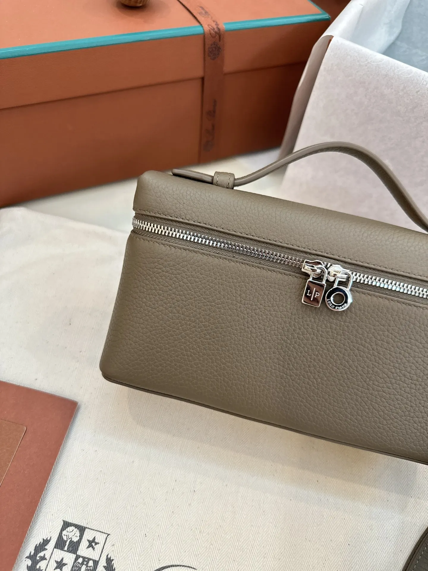 小牛皮 Loro Piana Extra Poket 手拿包 精致手拿款