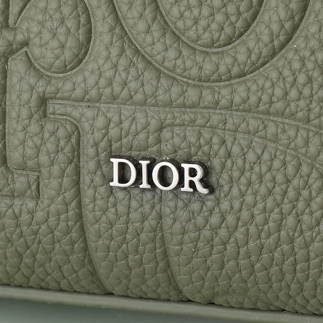 Dior 卡其 牛皮 宽敞的拉链隔层适合收纳手机 还设有六个卡槽 手拿包 精致手拿款