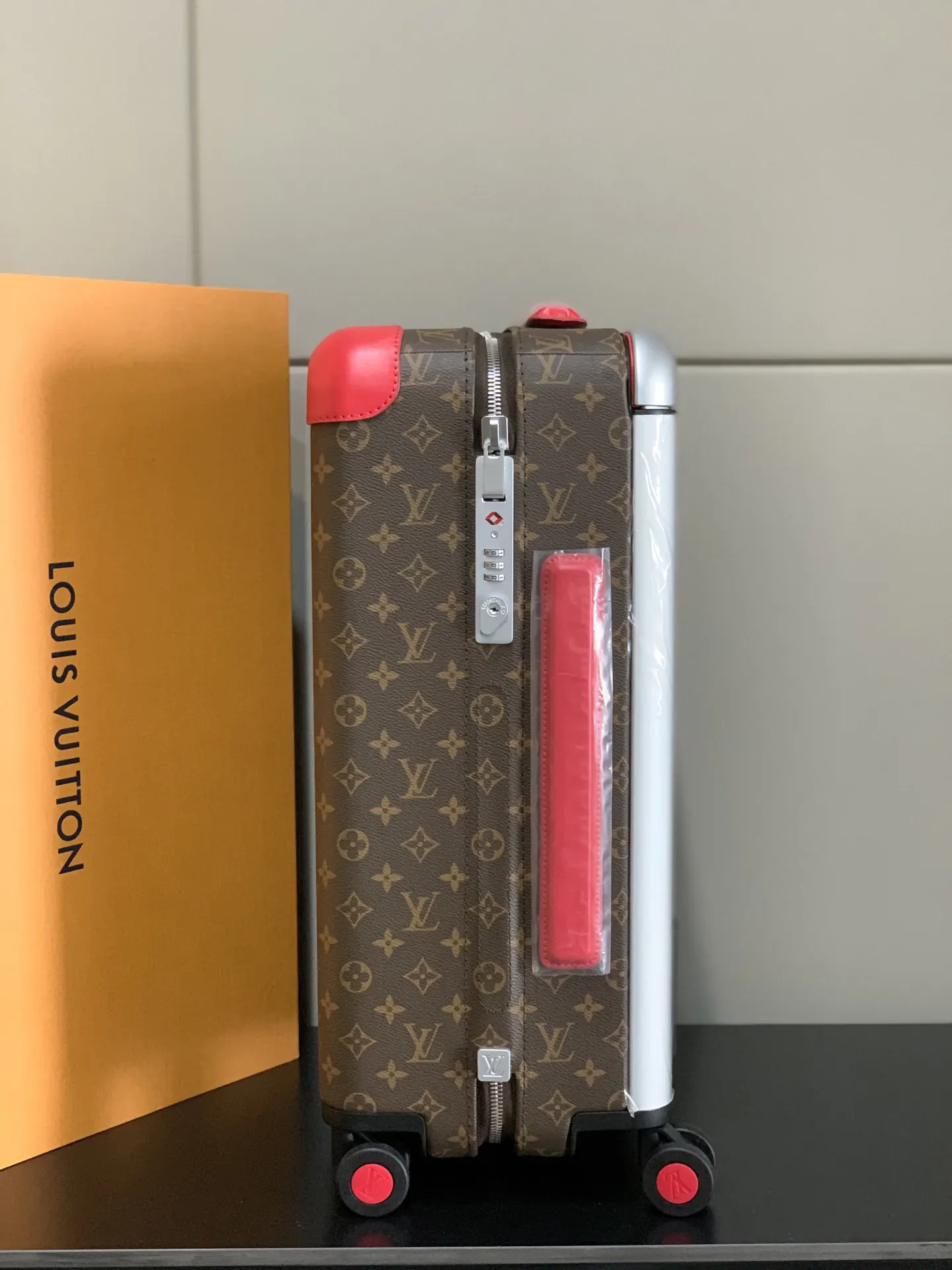 灰色 银色 拉杆真皮包裹 行李箱 旅行拉杆款 轻便出行款