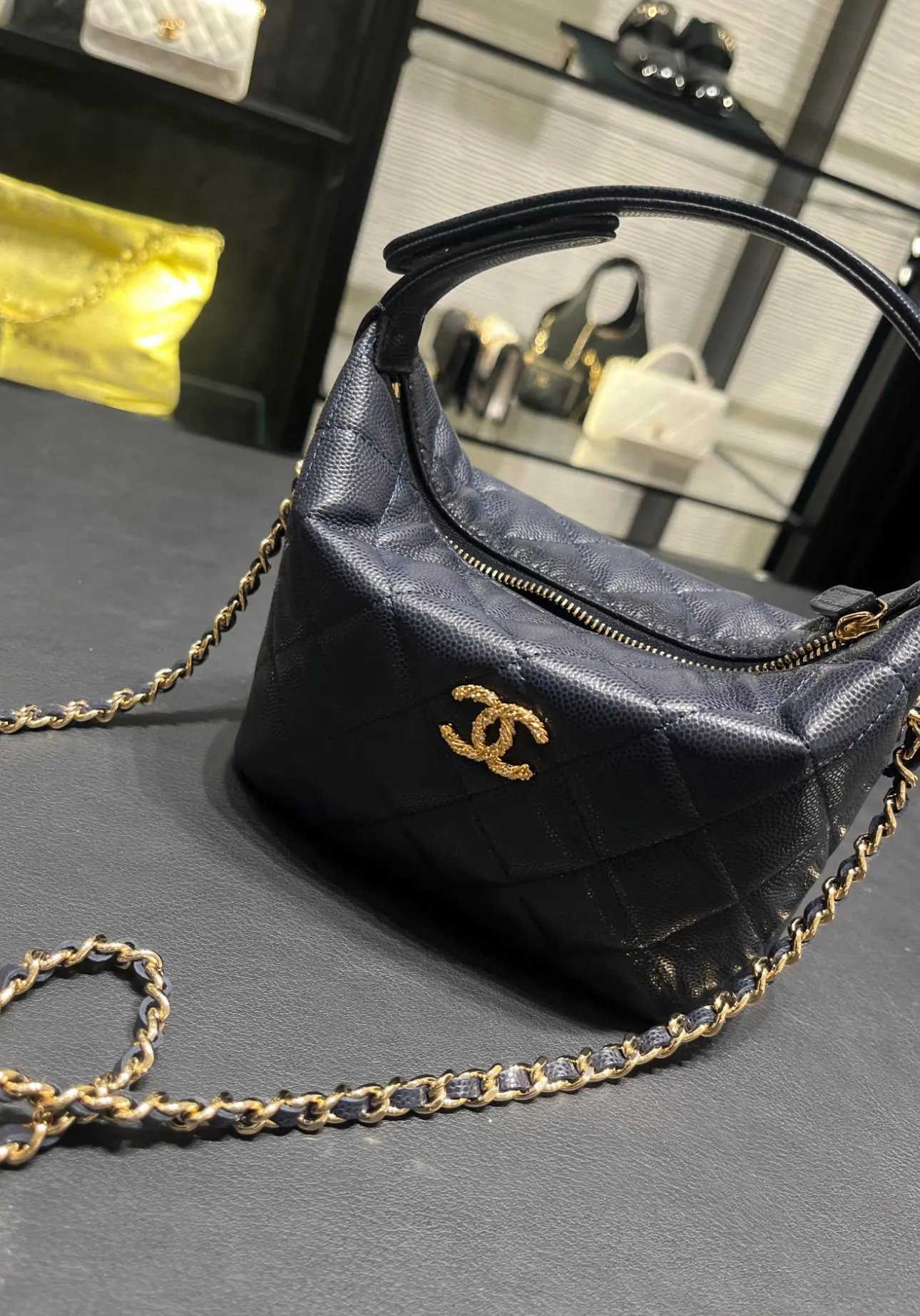 Chanel 黑色牛皮Hobo腋下包 金扣