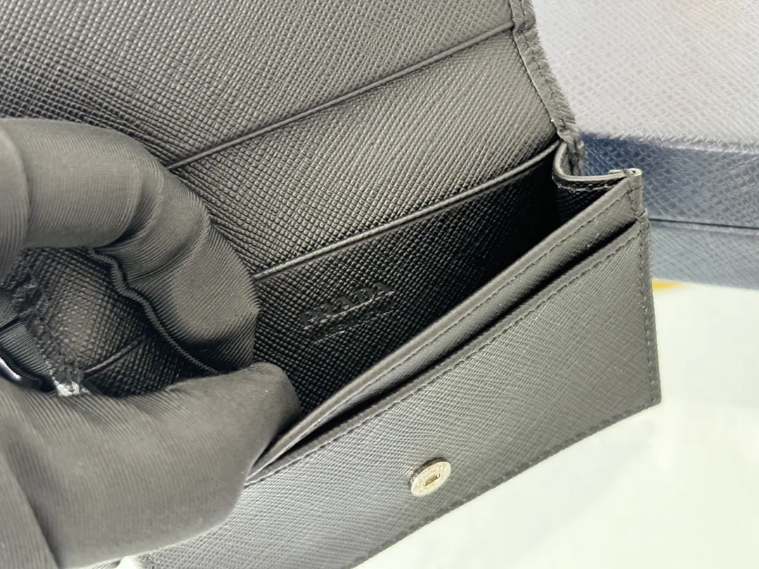 Prada 十字纹牛皮 钱包 实用卡夹