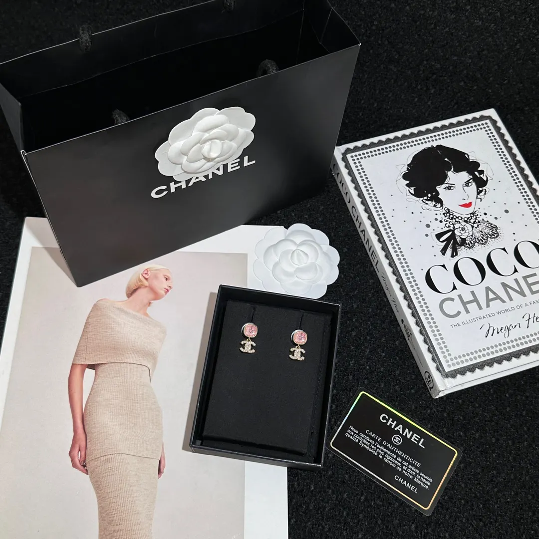 Chanel 粉色 四叶草 耳钉 小巧点缀 耳飾