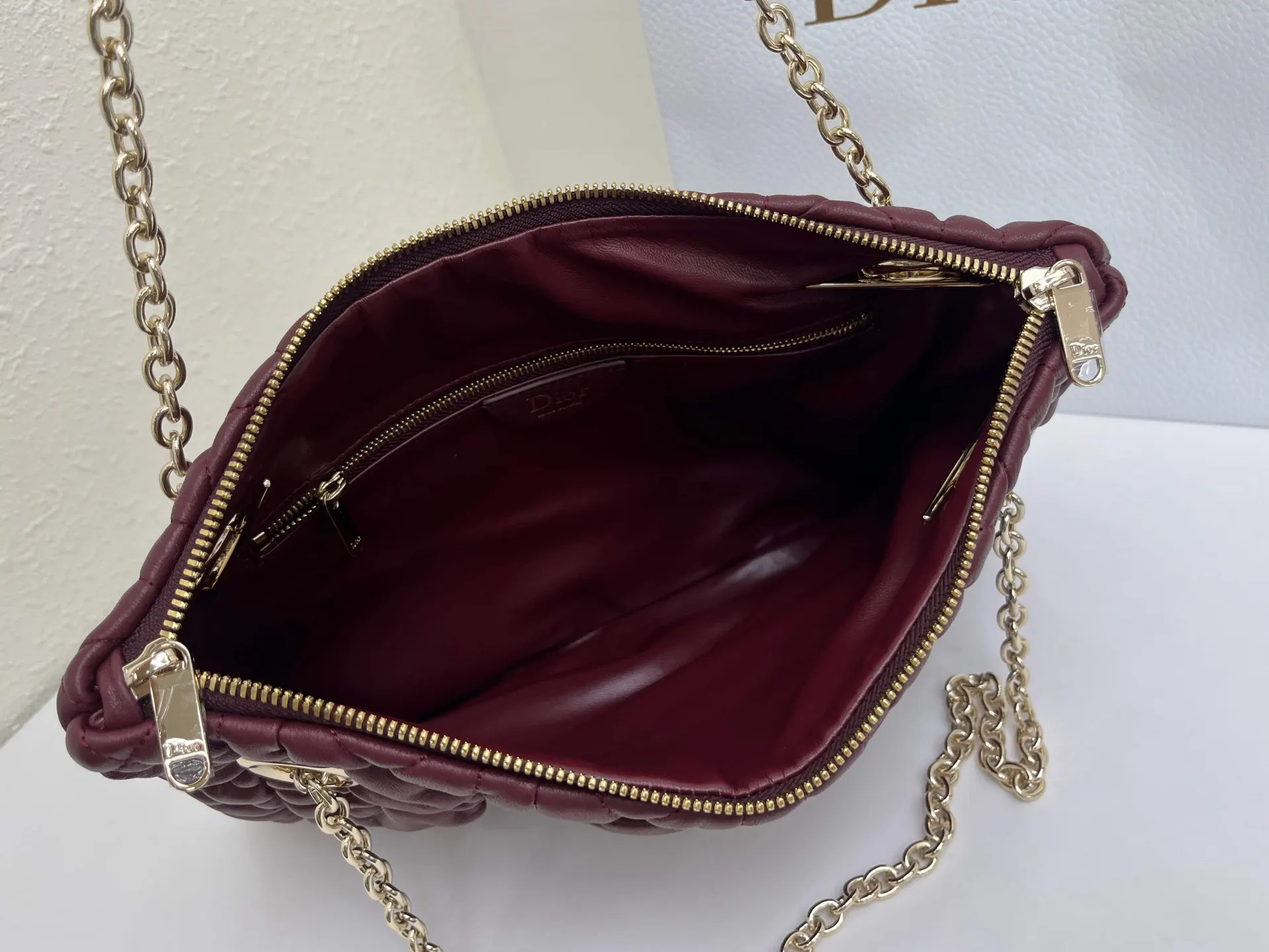 Dior 突显饰以蓬蓬超大藤格纹的新材质 为經典图案注入立体风 鏈條包 精致鏈條款(數字9) Dior 突显饰以蓬蓬超大藤格纹的新材质 为經典图案注入立体风 鏈條包 精致鏈條款(數字9)
