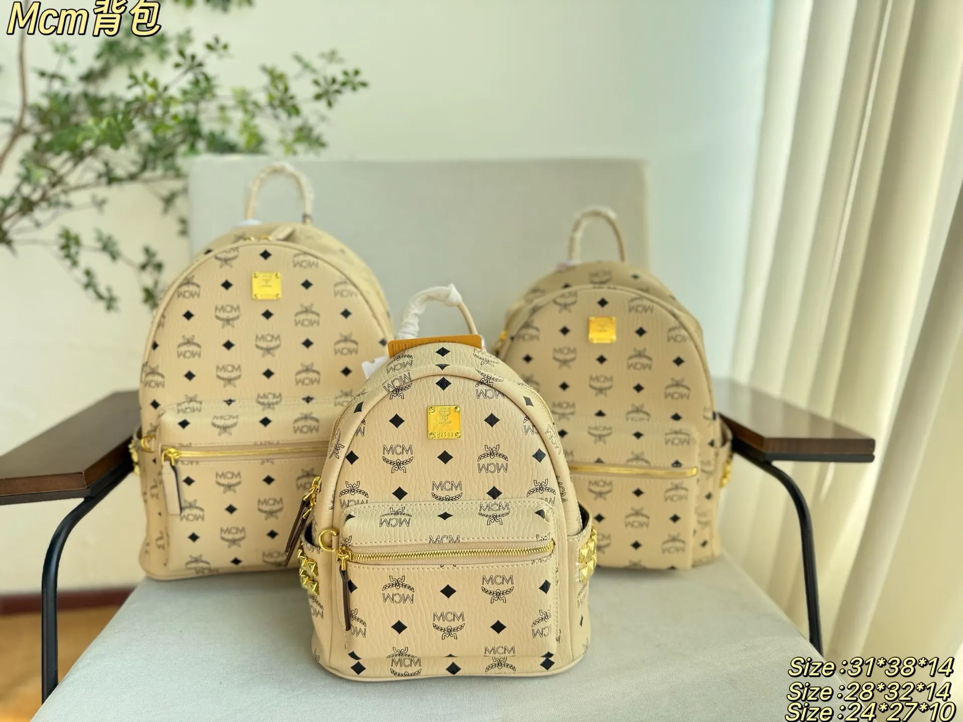 帆布 它选用經典的Visetos涂层帆布搭 纳帕革内衬 雙肩包 实用雙肩款