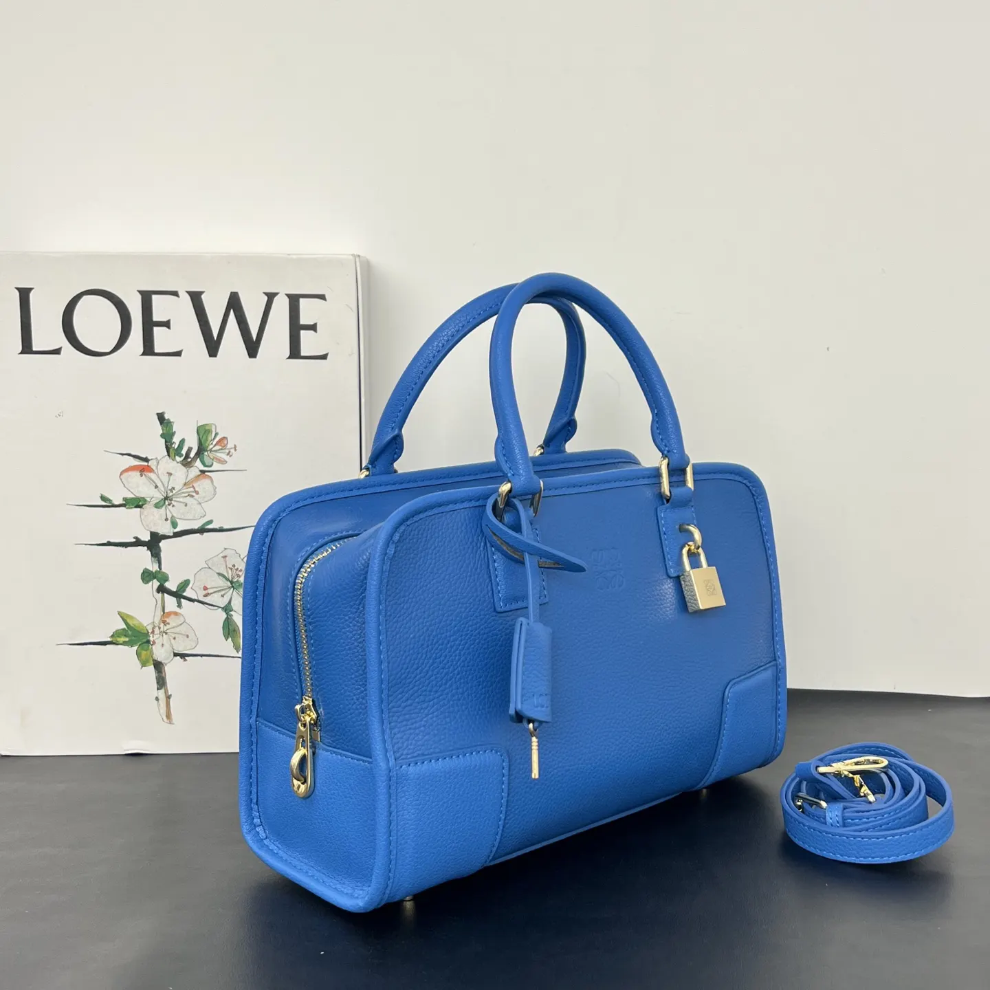 Loewe 牛皮手提包 精選款(數字12) Loewe 牛皮手提包 精選款(數字12)