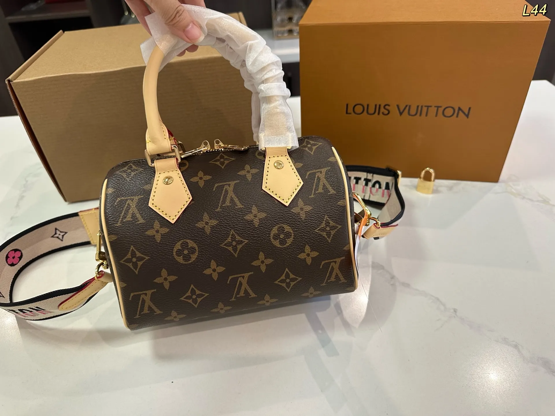 Louis Vuitton Gold Monogram Crossbody Bag Lightweight Leather Image 9 Louis Vuitton Gold Monogram Crossbody Bag Lightweight Leather Image 9